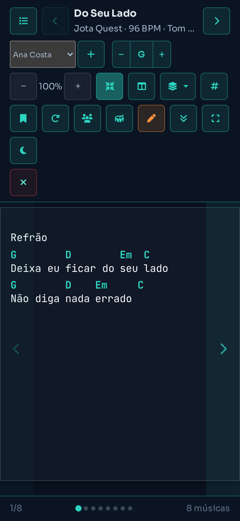 Músico utilizando o Modo Tocar do Uníssono — cifra em tela cheia com transposição no palco